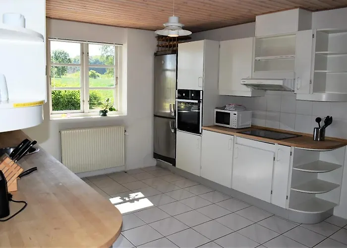 Wonderful 3 Bedroom House For 6 Persons Near - Free Parking Apartment *