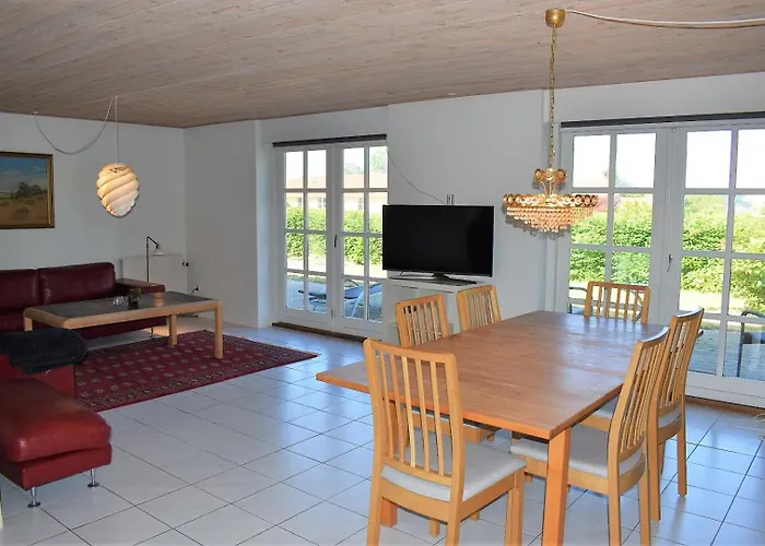 Wonderful 3 Bedroom House For 6 Persons Near - Free Parking *